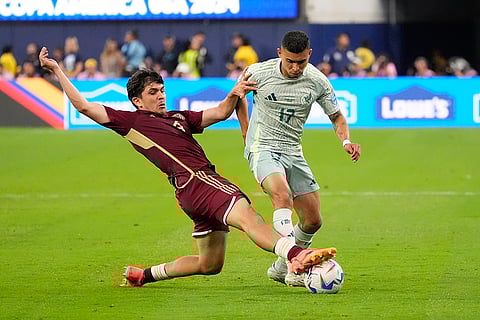 Jon Aramburu defends on Orbelin Pineda